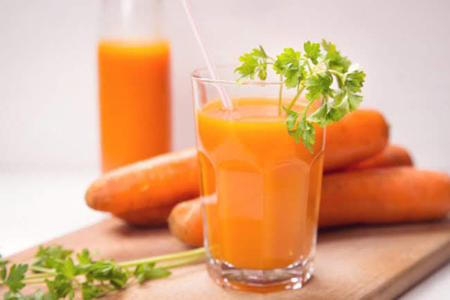 Vòng eo thon gọn với 1 ly nước ép cần tây cà rốt mỗi ngày
