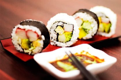 Hướng dẫn chi tiết cách làm Sushi dễ nhất quả đất cực ngon
